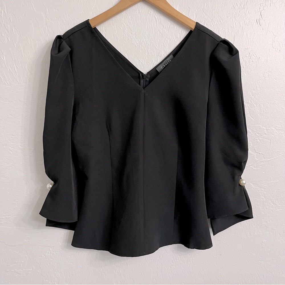 *NWT*BLOOMINGDALES* Gracie - Black Blouse V-Neck Pearl Button Sleeve - M